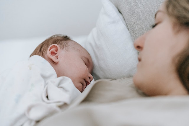 نوم الرضع والتغذية
